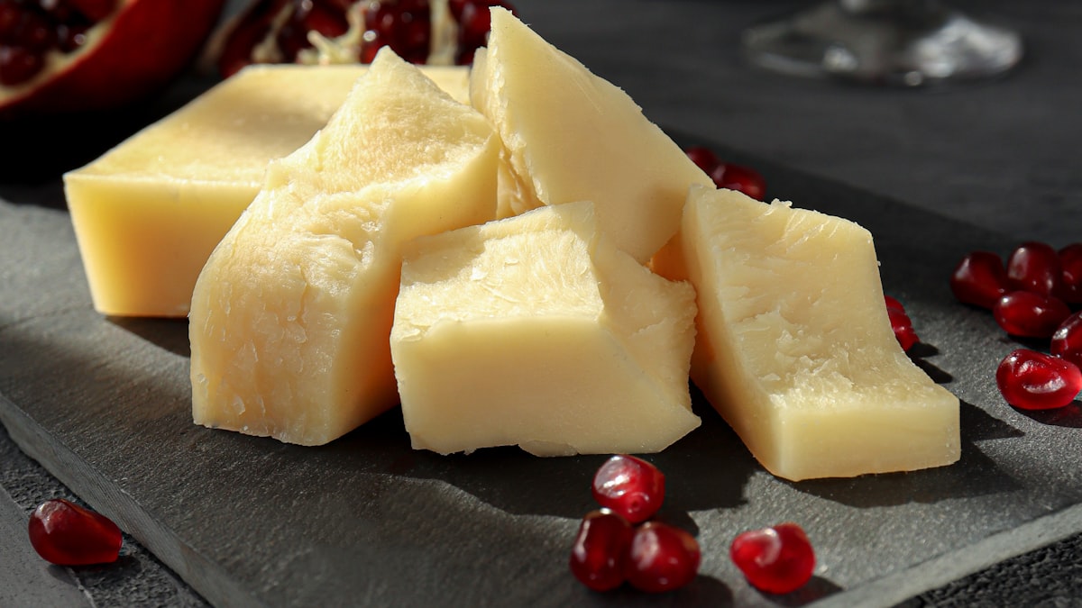 Un morceau de fromage, un verre de vin : le plaisir simple qui rassemble autour de la table française.