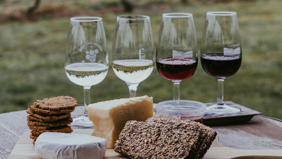 Les grappes mûres cueillies à la main racontent tout le savoir faire d’une région où le vin reste avant tout une affaire de passion et de patience.