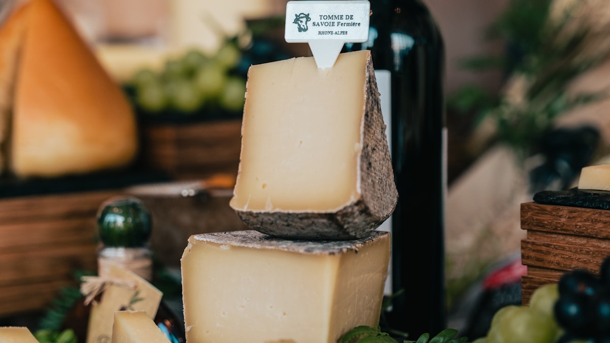 La gastronomie française, des fromages aux vins de terroir, reste un argument fort pour attirer les visiteurs.