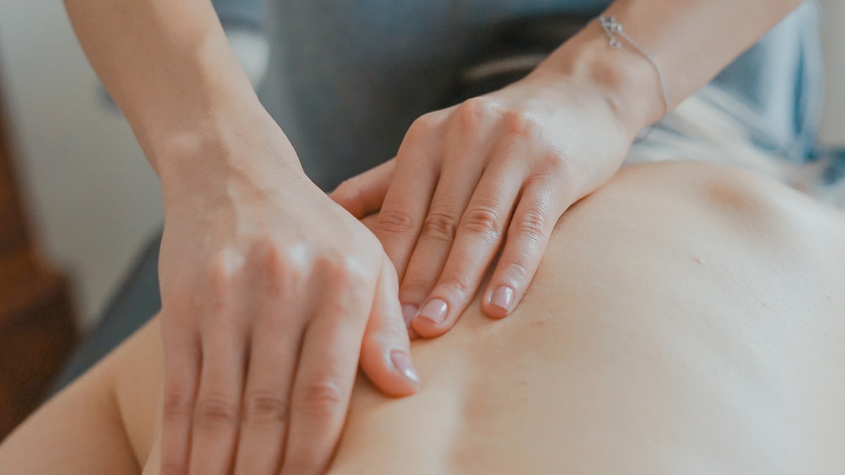 Massages et soins courts : le bien-être attire une clientèle nouvelle vers les stations thermales.